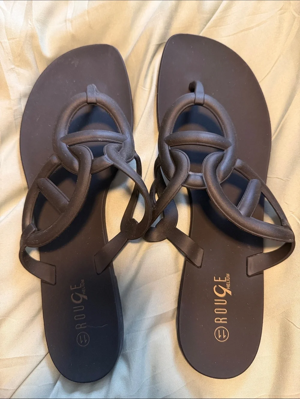 Rouge Helium Black Women's Knot-Detail Toe-Loop Sandals